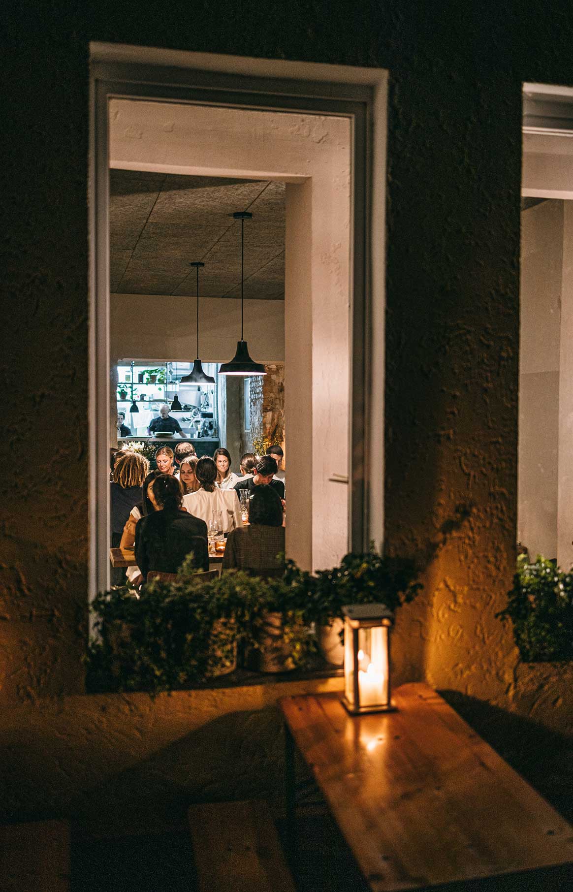 Atmospheres around the Raami table